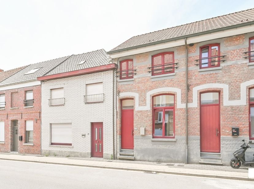 Op zoek naar een instapklare woning met een uitstekende energiescore én een gunstige ligging? Dan is deze charmante woning zeker een bezoek waard. Gel