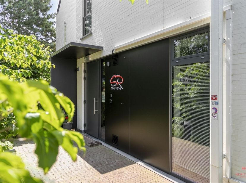 Op een sublieme locatie, met adembenemend zicht over de uitgestrekte polders en schilderachtige kreken, presenteren wij u deze recente en ruime eigend