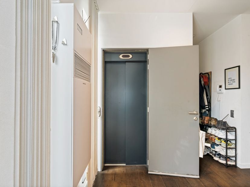 Op zoek naar de ultieme Antwerpse lifestyle? Dit adembenemende duplex-penthouse in een kleinschalig gebouw biedt een zeldzame combinatie van luxe, rus
