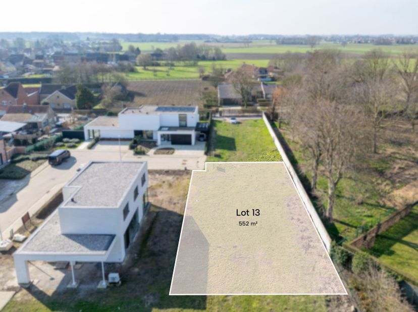 Op deze bouwgrond (lot 13) van 552 m² krijg je de mogelijkheid om je droomvilla op maat te laten creëren. Deze ligt in&amp;nbsp;een nieuwe woonbuurt 'Akke