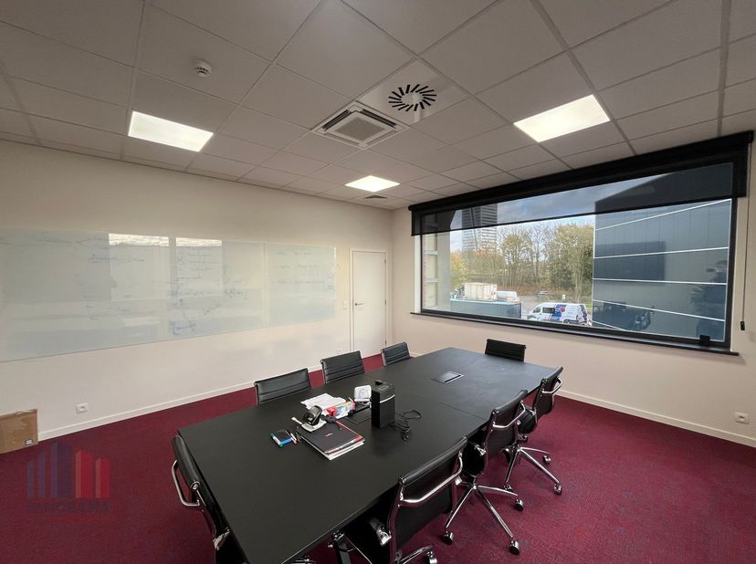 <br />
Des bureaux élégants d'une superficie totale de 250 m² sont disponibles à la location. Cet espace attrayant est idéalement situé APRÈS l'autoro