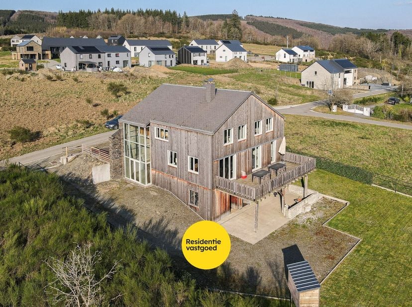 Située dans un environnement calme et verdoyant dans le charmant La Roche-en-Ardenne, Â Beaubois Â est une maison quatre façades implantée sur un magn