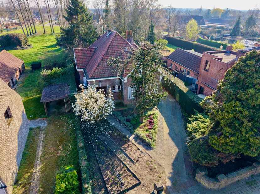 Op zoek naar een renovatieproject of een ideale bouwgrond op een centrale ligging? Deze karaktervolle open bebouwing in het hart van Ertvelde biedt ta