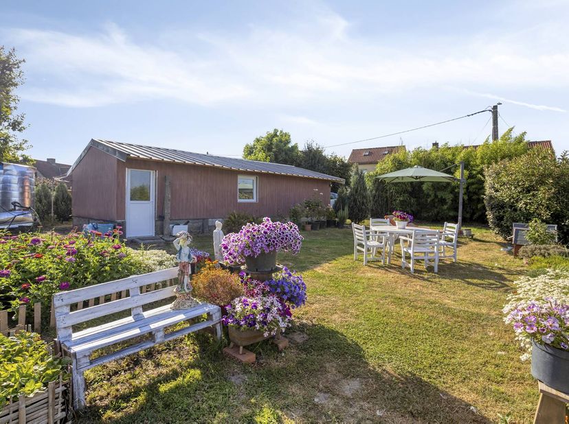 Vous recherchez un endroit pour vous détendre complètement ? Ce terrain d'environ 1 500 m² avec un bâtiment agricole existant offre de nombreuses poss