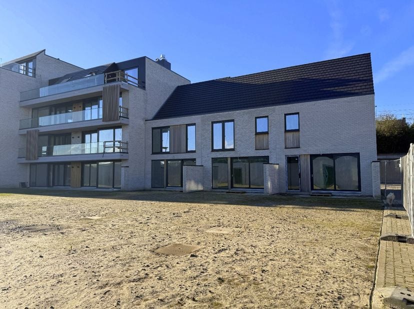 In het mooie Harelbeke wordt momenteel een nieuw project ontwikkeld met 3 moderne en ruime woningen. Deze woninge biedt alle comfort en ruimte die je