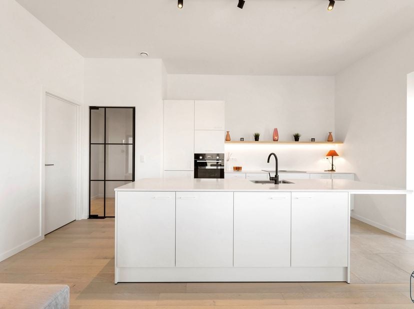 ENERGIEZUINIG APPARTEMENT, afgewerkt met zeer kwalitatieve materialen. Kopen aan 6% btw mogelijk (mits voldoen aan de voorwaarden). Grote terrassen, h
