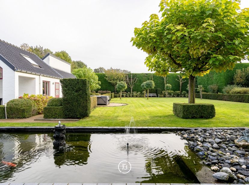 Dicht bij de Damse Vaart, tussen het historische Brugge en het charmante Damme, bevindt zich deze uitzonderlijk ruime eigendom op bijna 2,5 hectare. D