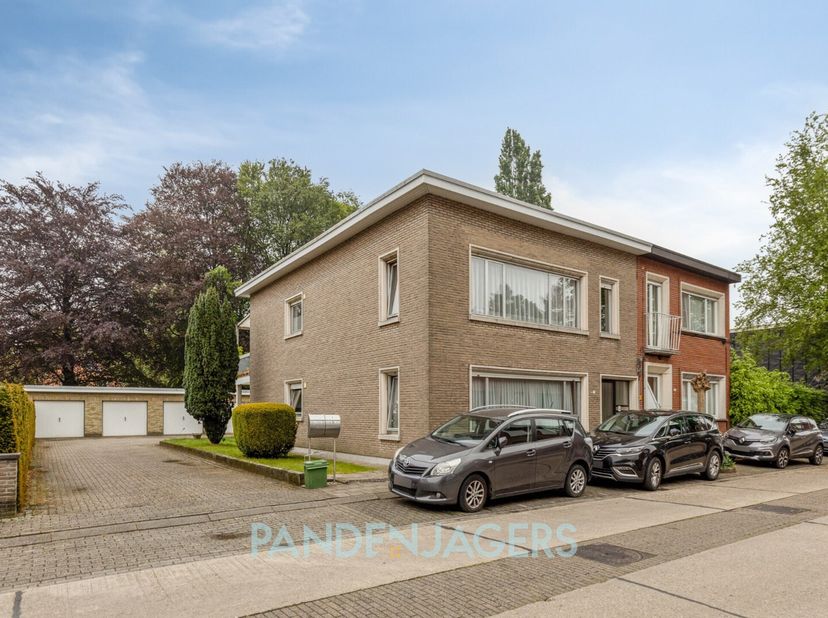 Deze kleinschalige opbrengsteigendom is een ideale opportuniteit voor u als investeerder. Het is gelegen nabij het centrum van Brasschaat, te midden v