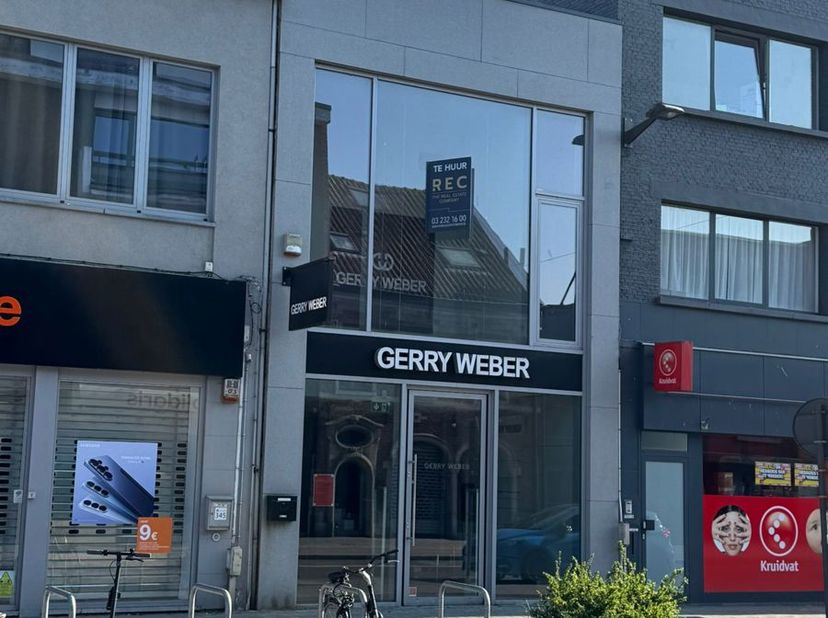 Handelspand te huur op AAA-toplocatie aan de Bredabaan in Brasschaat<br />
Ontdek deze instapklare winkelruimte te huur in Brasschaat, gelegen op een