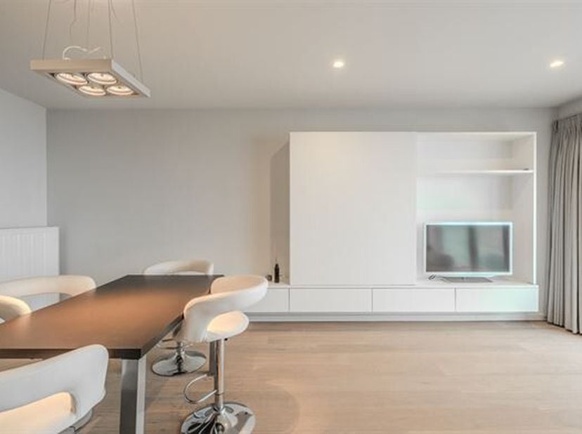 Bienvenue dans ce magnifique appartement moderne à Middelkerke, un espace de vie idéal pour ceux qui aiment vivre avec une vue centrale sur la mer. Ce