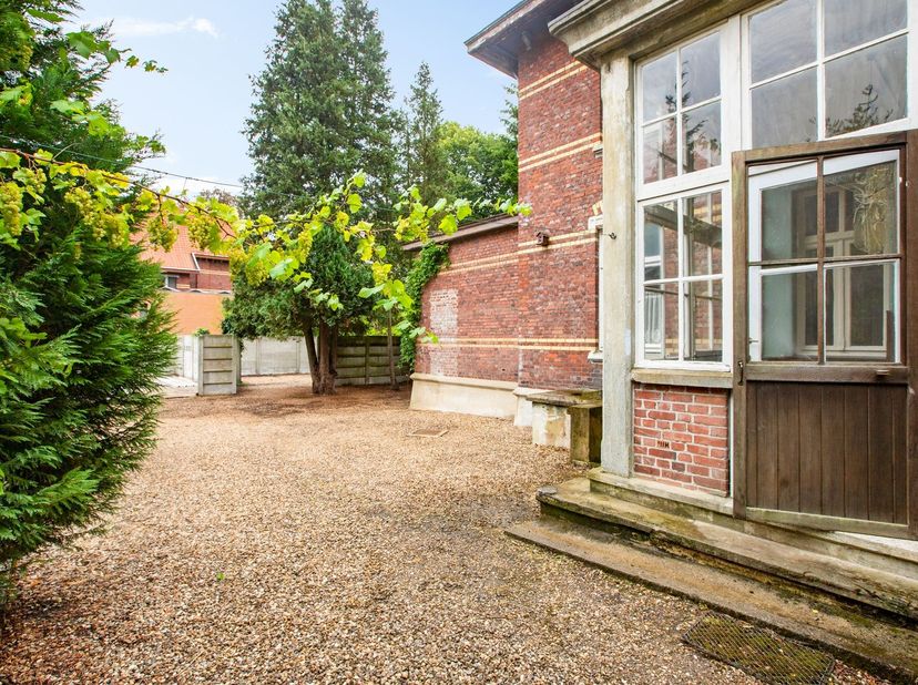 Charmant herenhuis op rustige locatie in Genk<br />
<br />
Op zoek naar een woning met karakter, ruimte en rust? Dit prachtige herenhuis, gelegen op
