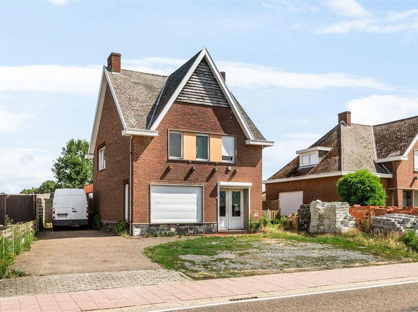 Te renoveren open bebouwing met 3 slaapkamers en garage op een perceel van 832 m²<br />
Locatie:<br />
Deze open bebouwing is gunstig gelegen aan de T