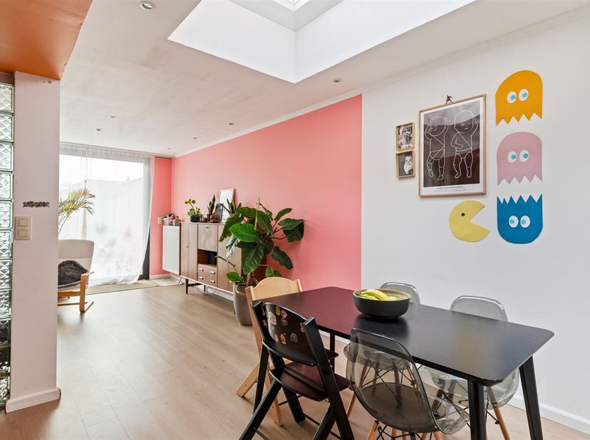 Journée portes ouvertes le samedi 14 mars de 12h30 à 13h30<br />
Situation : Cette maison familiale est idéalement située sur la rue animée de Bredaba