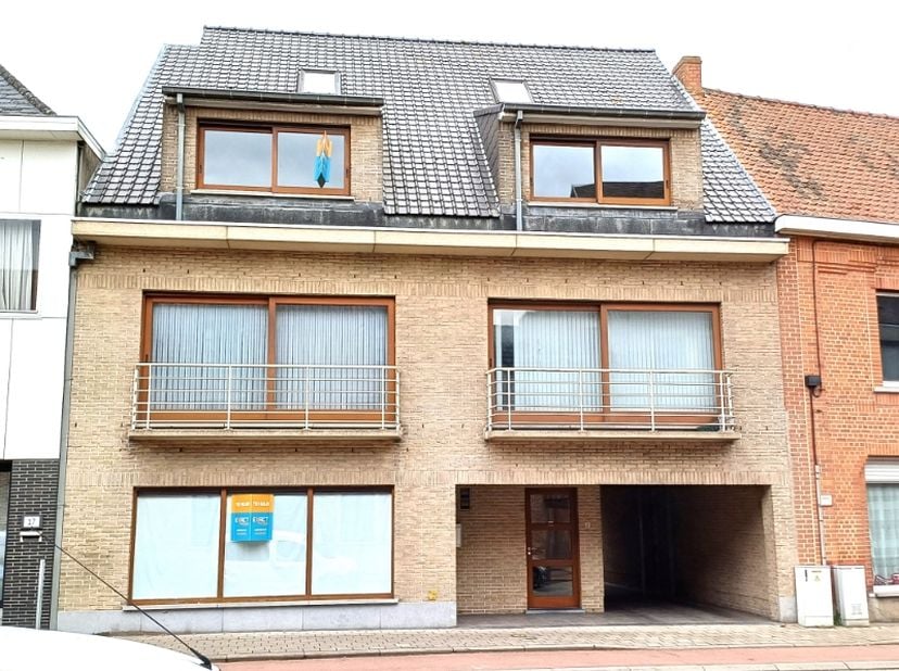Instapklare studio te huur op gelijkvloers met living en open keuken, berging/wasplaats en badkamer met lavabo, toilet en douchecabine.<br />
Huurprij