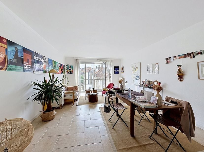 Louise/Stéphanie: Appartement met twee slaapkamers op een ideale locatie, bestaande uit een hal, een mooie woonkamer met balkon, een volledig uitgerus