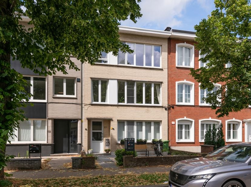 Dit 2-slaapkamerappartement bevindt zich op de tweede verdieping van een kleinschalig gebouw in de residentiële buurt Oosterveld te Wilrijk, vlak bij