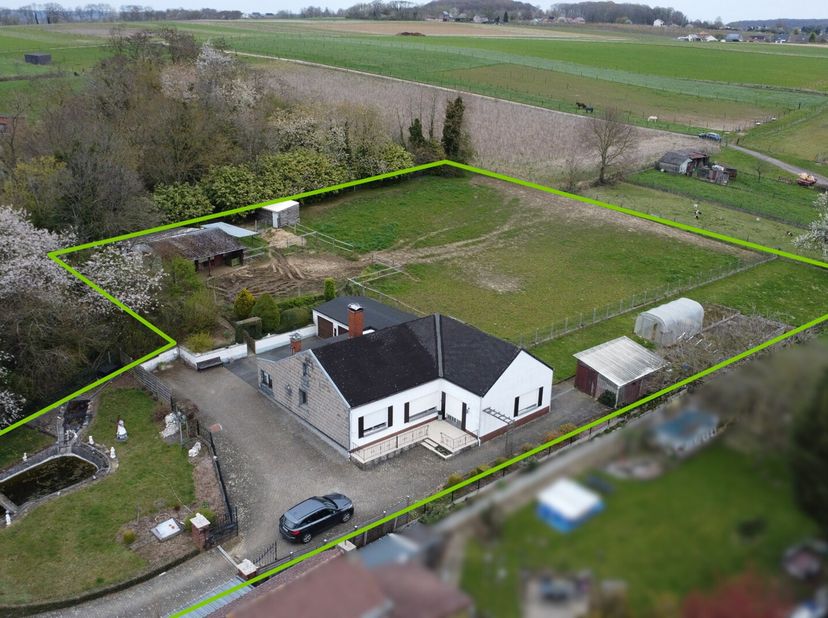 Op zoek naar ruimte, rust én mogelijkheden? Deze vrijstaande woning in Lubbeek biedt een unieke kans voor wie groot wil wonen en zijn eigen stempel wi