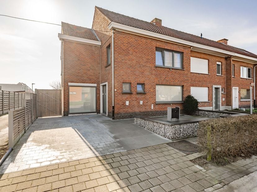 Op zoek naar ruimte en comfort? Deze goed onderhouden woning heeft het allemaal! Deze woning is gelegen in de Astridlaan 1 te Desselgem (Waregem), een
