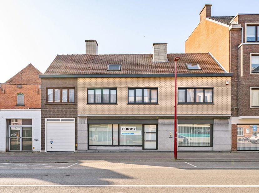 Ce bien commercial polyvalent avec un logement spacieux est situé dans un excellent emplacement commercial. Grâce à la combinaison de logement et de t