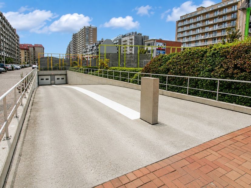 Box de garage idéalement situé dans le complexe souterrain De Lijn, bénéficiant d'un emplacement central à quelques pas de la digue, de la plage et de