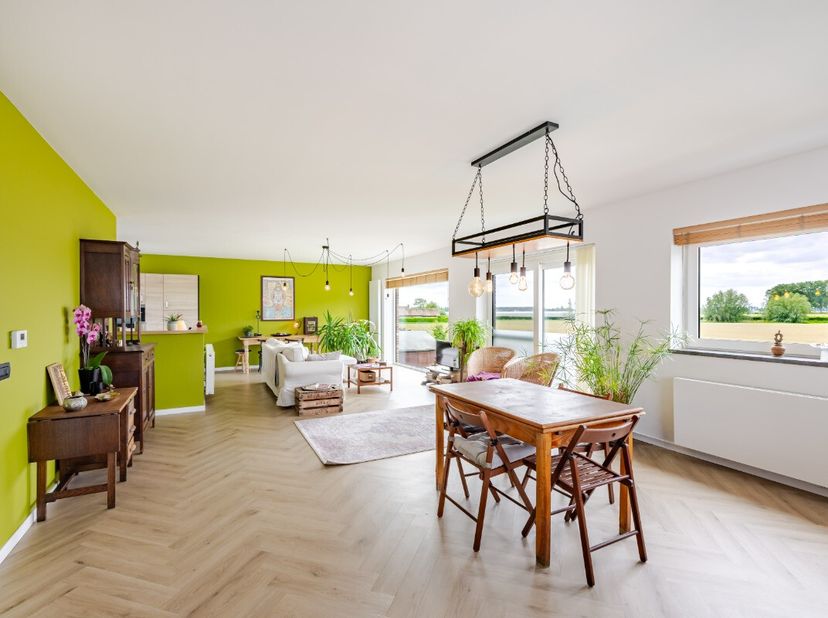 Ligging &amp; indelingIn Boekhoute bevindt zich deze recente en instapklare woning, gebouwd in 2023, waar hedendaags wooncomfort, ruimte en energiezuinigh