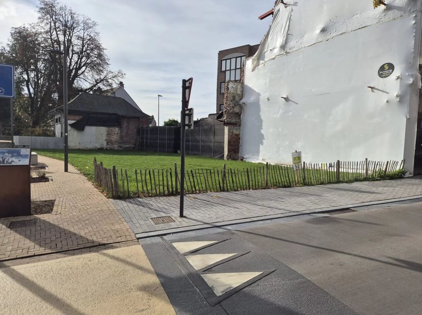 Deze ruime projectgrond van 2are 98ca ligt pal in het centrum van Sint-Truiden (de Stapelstraat) en is daarom ideaal voor de bouw van een appartements