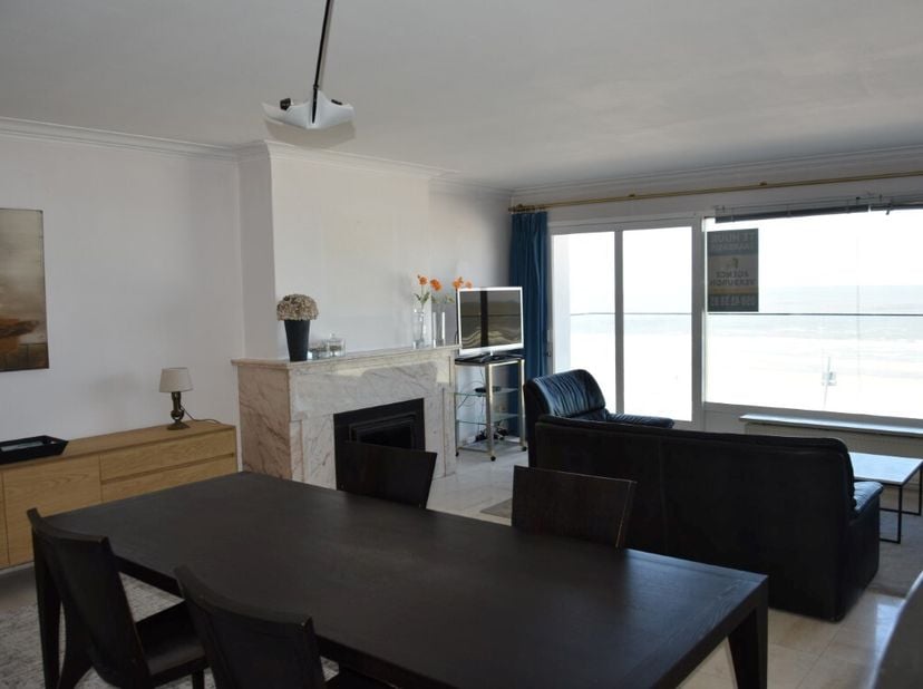 Centraal gelegen  2 slaapkamer appartement met zicht op zee.  Het appartement bevindt zich op de 4de verdieping van een gebouw met een recent vernieuw