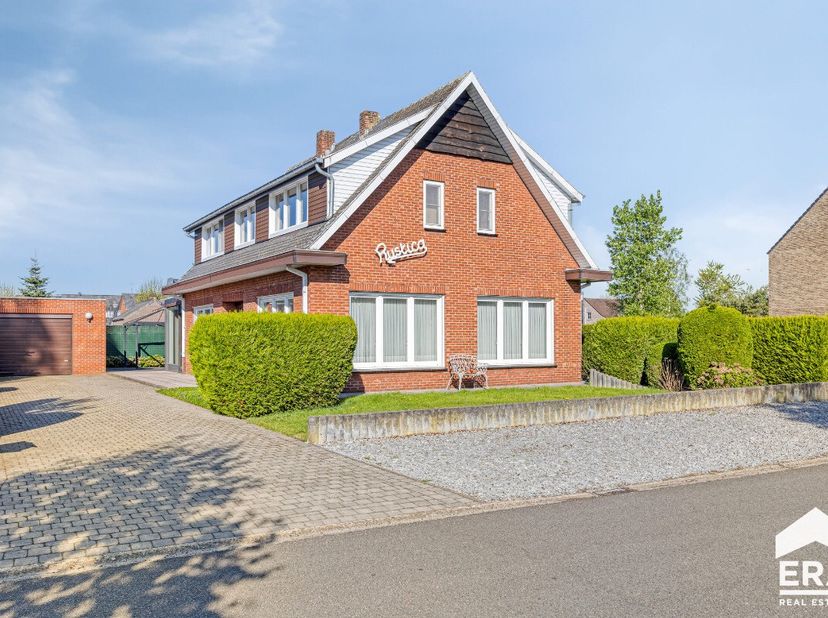 Charmante gezinswoning (4 slks) op 500m² te koop in Lommel! Lutlommel: Deels te renoveren en goed onderhouden woning (184m²) met ruime garage op 500m²