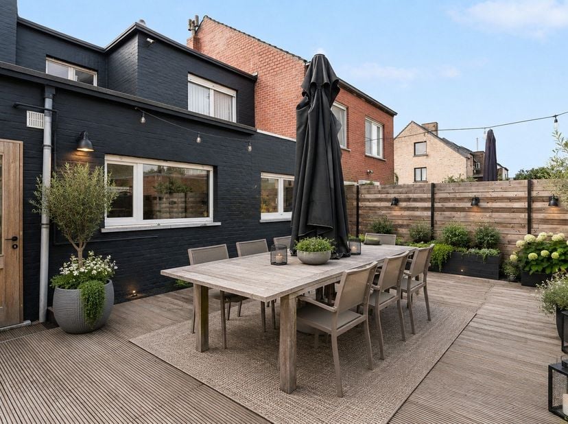 Bent u op zoek naar een verrassend ruime gezinswoning met garage, tuin en een uitstekende ligging in Assebroek? Dan verdient deze instapklare woning i