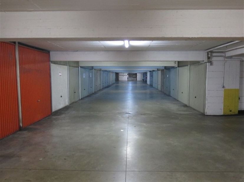 Au -1 et -2 d'un parking situé dans la rue des Guillemins, plusieurs emplacements de parking ainsi que des boxes fermés disponibles de suite pour des