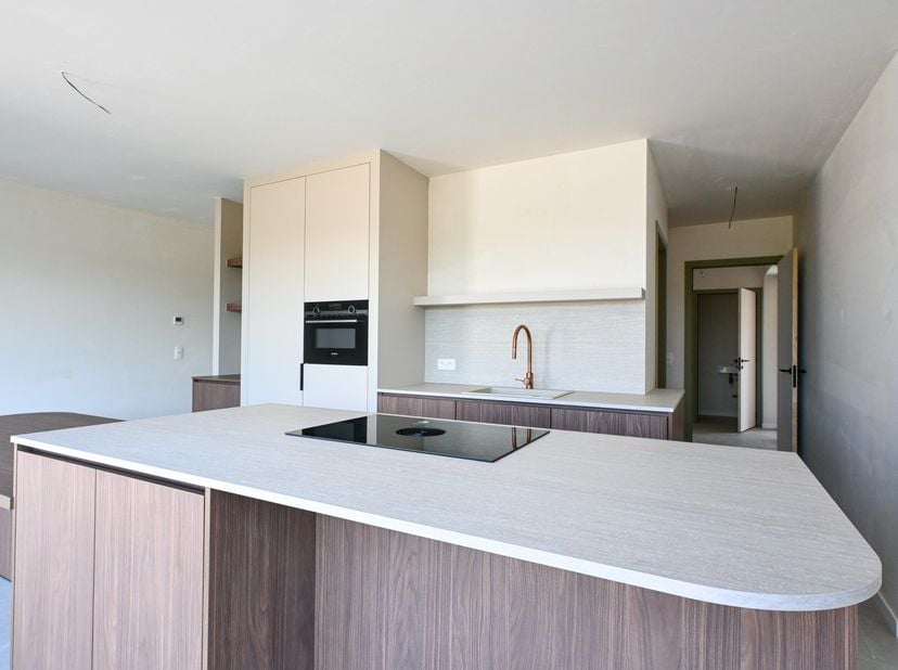 Deze afgewerkte nieuwbouwwoning is gelegen in een rustige doodlopende straat in Beverst. Je woont er zonder doorgaand verkeer, maar met een uitstekend