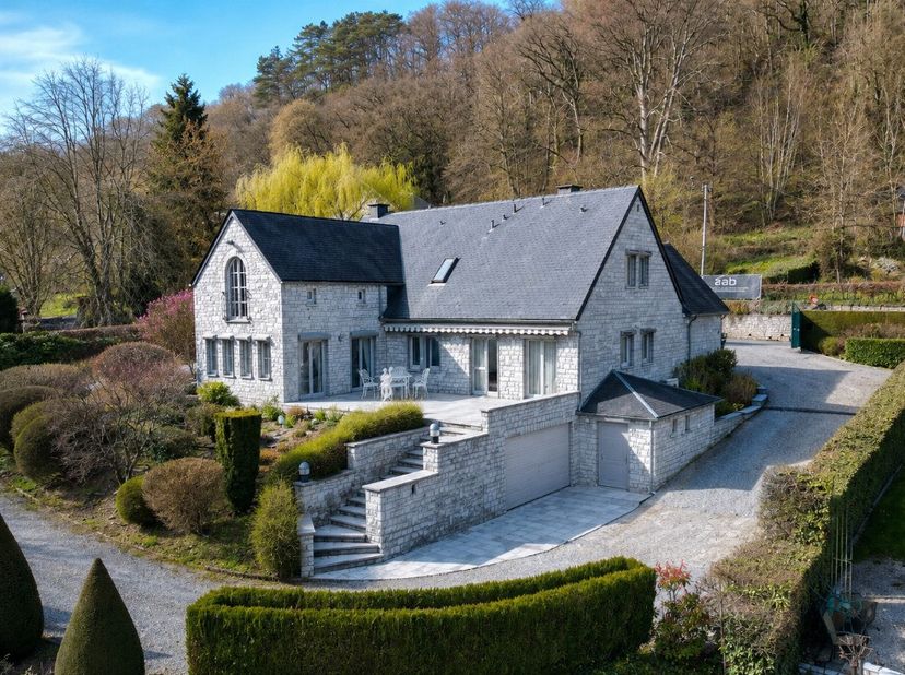 Makelaarskantoor ERA B-LUX heeft het genoegen u deze prachtige eigendom voor te stellen, ideaal gelegen in het hart van Durbuy. Op slechts 200 meter w