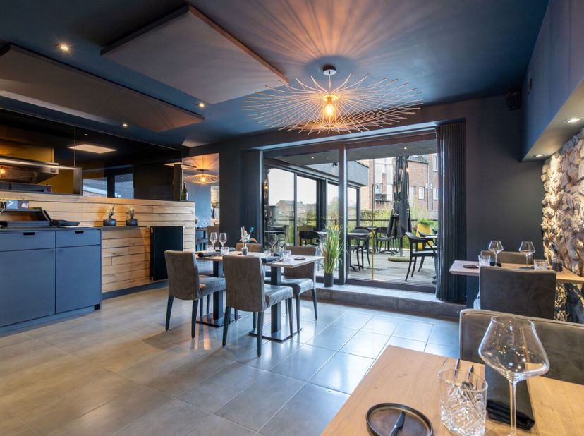 ERA B-LUX biedt u een handelsruimte van ± 262 m², ideaal gelegen in het centrum van Marche-en-Famenne, op een strategische invalsweg met een zeer hoge
