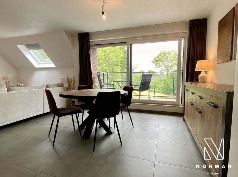 In dit recent gebouw van 2017 is het appartement op de tweede verdieping te huur.<br />
Het is een heel lichtrijk en energiezuinig appartement. De ink