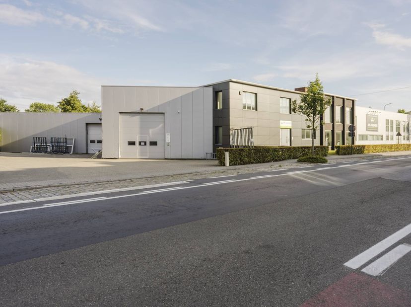 Vente des actions d'une société patrimoniale qui comprend les biens immobiliers suivants : bâtiment commercial composé d'un entrepôt d'environ 3 200 m