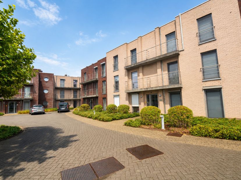 Instapklaar en energiezuinig appartement op de eerste verdieping (lift voorzien) met 2 slaapkamers, terras en ondergrondse autostaanplaats gelegen op