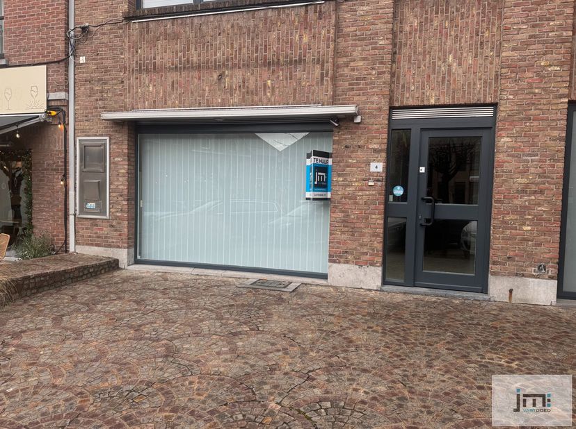 Kantoor- of winkelruimte in het centrum van Wellen.<br />
Indeling:<br />
Ruime inkomhal/wachtzaal.<br />
Aan de linkerzijde 2 grote kantoren die mome