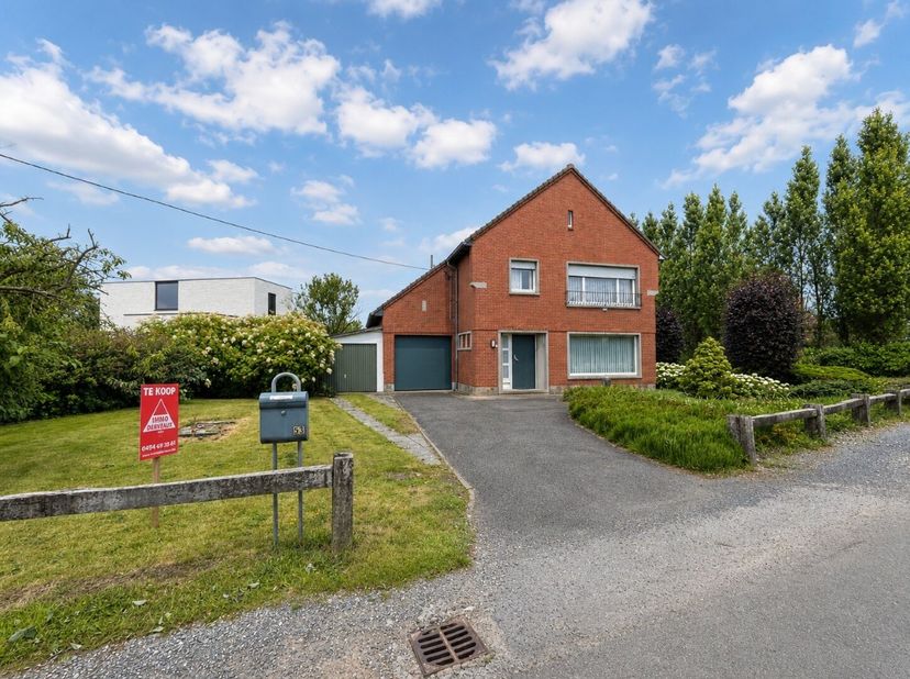 Op een rustige, landelijke locatie in Roeselare bevindt zich deze ruime gezinswoning met een bewoonbare oppervlakte van ca. 160 m². Hier geniet u van