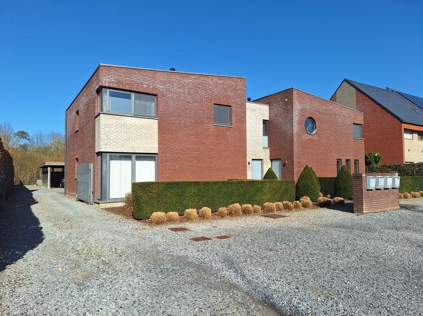 Modern gelijkvloers appartement te Lummen.<br />
<br />
Dit rustig gelegen appartement heeft twee slaapkamers, een ingerichte keuken en badkamer (met