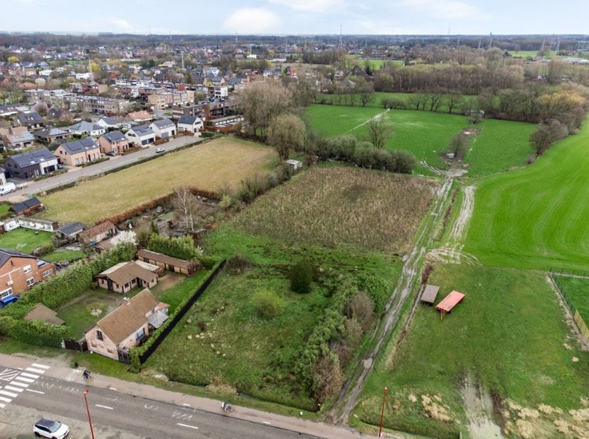 Prachtig en centraal gelegen perceel bouwgrond 416m² voor het bouwen van een gesloten bebouwing zonder bouwverplichting. Het perceel is gelegen aan de