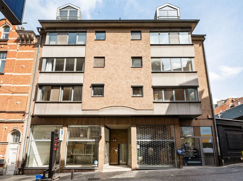 Gelegen in de P.J. Van Benedenstraat bevindt dit appartement zich in een levendige en uiterst centrale stadsomgeving. Op wandelafstand van de Bondgeno