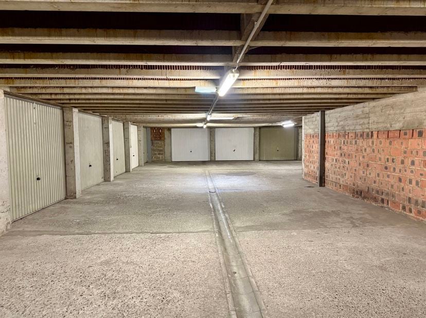 MOLENBEEK-SAINT-JEAN - REF : 7738883 - Situé dans le quartier Machtens avec une forte demande de stationnement, nous vous proposons ce box fermé. <br