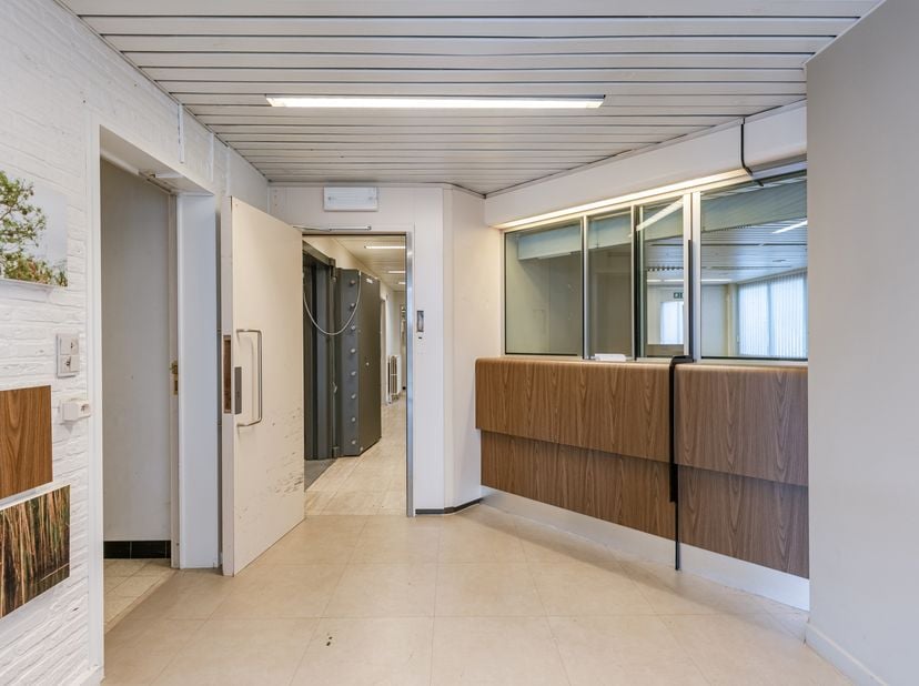 Bent u op zoek naar een ruime en energiezuinige handelsruimte op een vlot bereikbare locatie? Dan is deze commerciële eigendom aan de Opperstraat in M