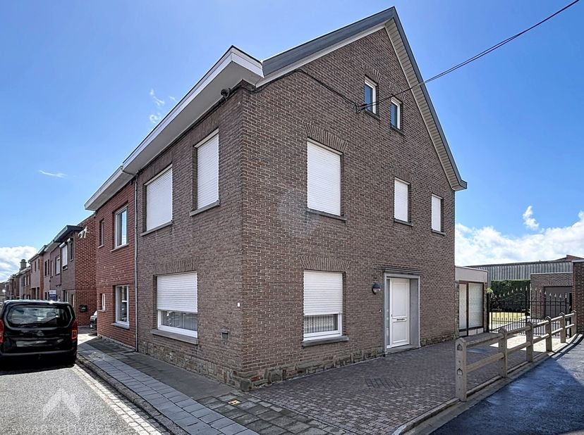 Halfopen woning met tal van mogelijkheden voor wie op zoek is naar ruimte en de kans om een woning volledig naar eigen smaak te moderniseren. Dankzij