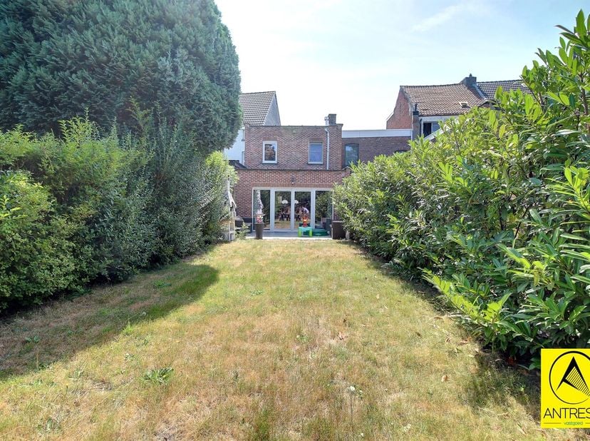 Aan het centrum van Mortsel gelegen gezinswoning met prachtige tuin en mogelijkheid tot uitbouwen (extra verdieping met zadeldak).<br />
De woning be