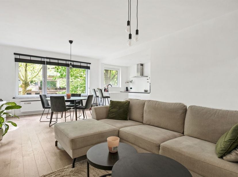 Ligging: De woning is gelegen in een rustige woonstraat op een uitstekend bereikbare locatie. Dagelijkse voorzieningen zoals supermarkten, scholen en