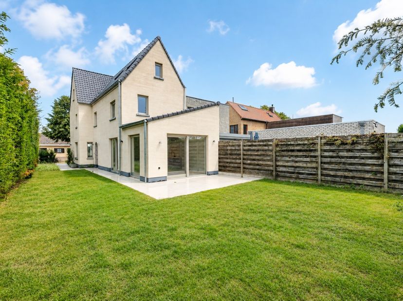 Volledig gerenoveerde woning met een hoogwaardige afwerking, doordachte indeling en sterke aandacht voor energiezuinigheid.<br />
<br />
Deze instapkl