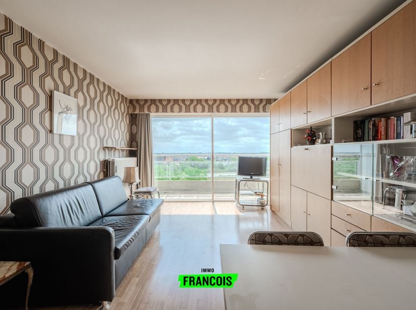 Deze studio te koop in Middelkerke is gelegen op de vierde verdieping van een residentie op de Zeedijk 34. Dankzij de ligging aan de kust geniet u van
