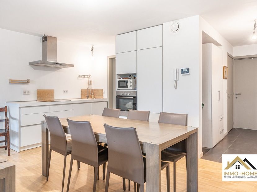 Dit gelijkvloerse appartement is gelegen in een nieuw complex, op de rand van Lokeren. In de onmiddellijke buurt bevinden zich heel wat aangename groe