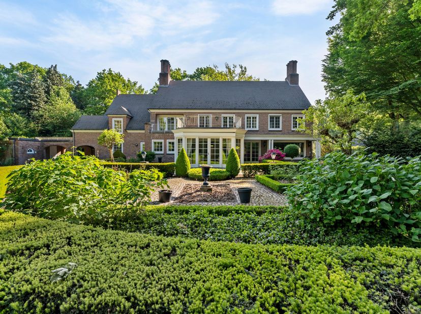 Cette villa classique architecturale avec notamment 5 à 6 chambres et 3 salles de bains sur 5 233 m² a été construite en 1981 par l'architecte Laporta